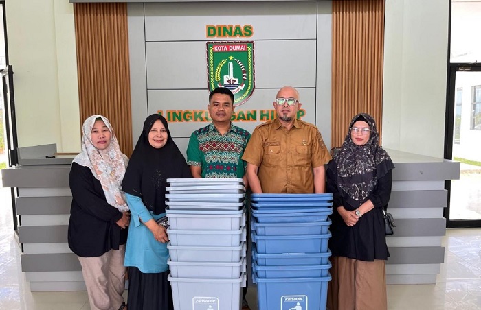 DLH Kota Dumai Serahkan 10 Tempat Sampah Kepada Perwakilan Pedagang CFN Bukit Kapur