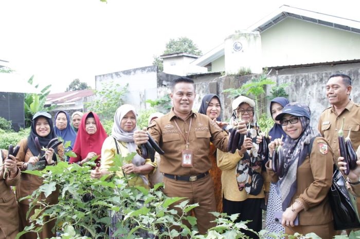 Sambil Monitoring, DKP Panen Terung dan Cabai Geprek di KWT Melayu Indah Lestari