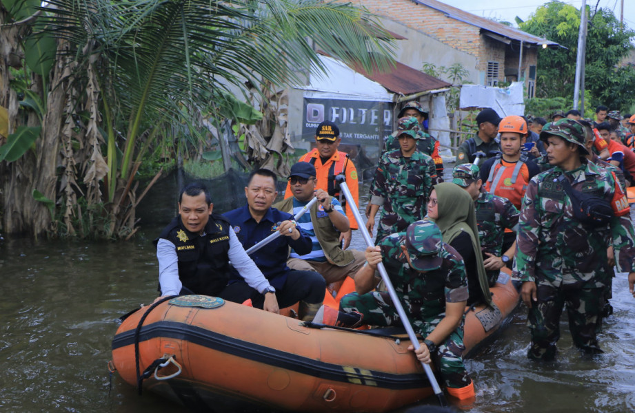 Pj Wali Kota Pekanbaru dan Danrem 031 Wira Bima Salurkan Bantuan ke Korban Banjir di Rumbai