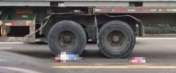 MENGENASKAN...Ambil  Jeruk Jatuh di Jalan, Murid Taman Kanak-kanak Tewas  Dilindas Truk  Hino