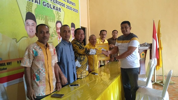 Ingin Jadi Wakil Bupati Rohul, Irwan Oje Ambil Formulir ke Partai Golkar