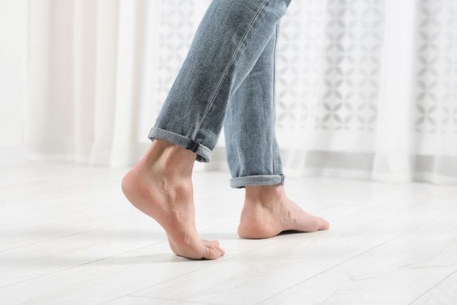 Telapak Kaki Sakit Saat Berjalan, Kenali Penyebab dan Penanganannya