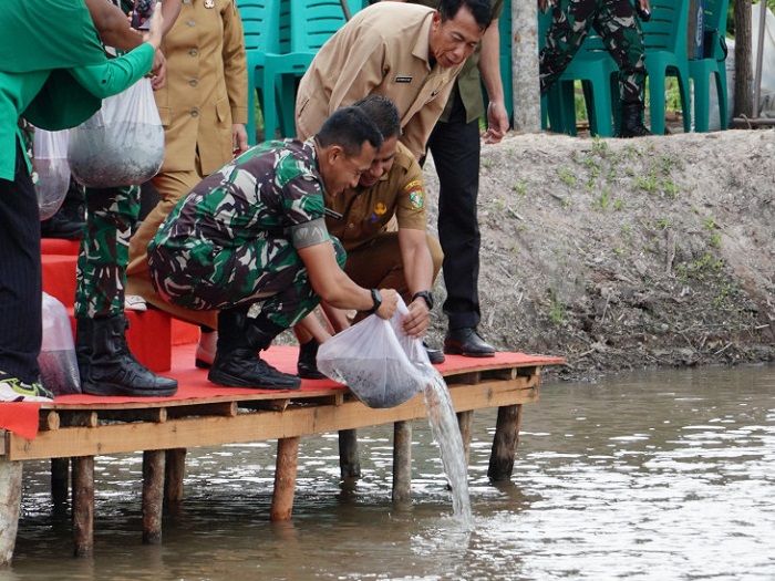 Gandeng Pengusaha,  Bupati Kampar Tabur 300 Ribu  Benih Ikan Patin