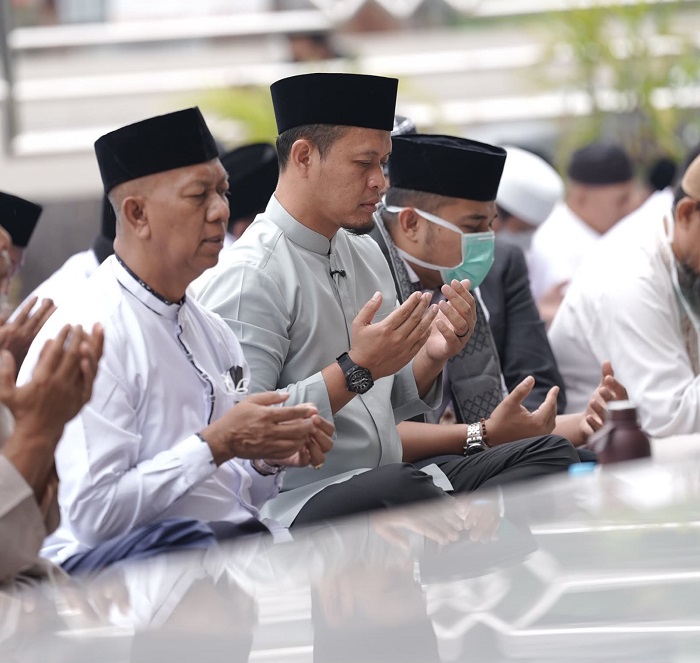 Warga Pekanbaru Bersujud, Minta Turun Hujan di Tengah Kepungan Asap
