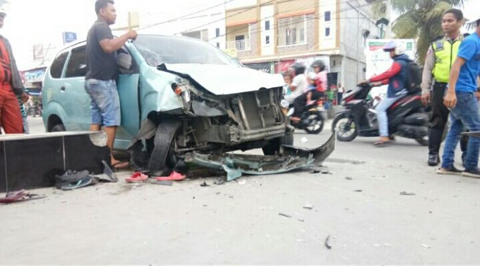 MENGERIKAN... Pengendara Xenia Tabrak 3 Pemotor di An Namiroh Kualu Pekanbaru, 5 Orang Terkapar, Tulang Korban Nyangkut di Mobil, Berdarah-darah