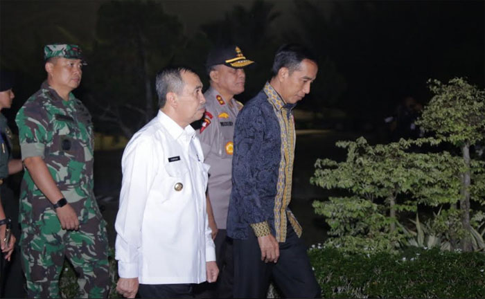 Selepas Maghrib, Presiden Jokowi dan Rombongan  Tiba di Pekanbaru-Riau