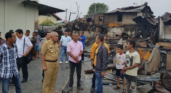 Gerak Cepat, Andi Rachman Kunjungi Korban Kebakaran di Jalan Perdagangan Kampung Bandar