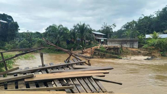 Akibat Hujan Deras, Jembatan Darurat di Mentawai Kembali Hanyut