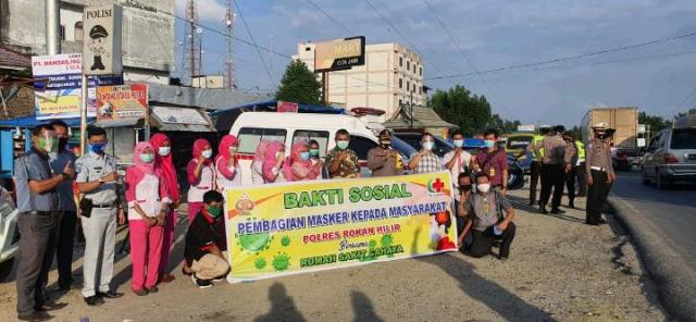 Kapolres Rohil Bersama RS Cahaya Bagikan 500 Masker Gratis