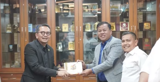 Bupati Kuansing Perjuangkan Rp265 Miliar untuk Pembangunan Jalan ke DPR RI