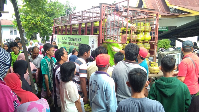 Disperindag Gelar OP Gas LPG 3 Kg di Simpang Tiga, Warga Antre