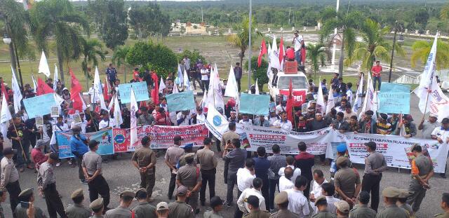 Demo di DPRD Pelalawan, Gabungan Serikat Pekerja Indonesia Indonesia Tolak OMNIBUS LAW UU Cipta Lapangan Kerja