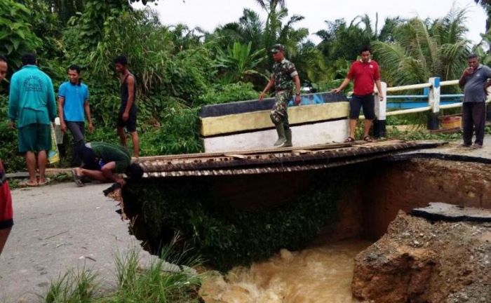 Diterjang Banjir, 2 Jembatan Rusak dan Puluhan Rumah Terendam di Rohul