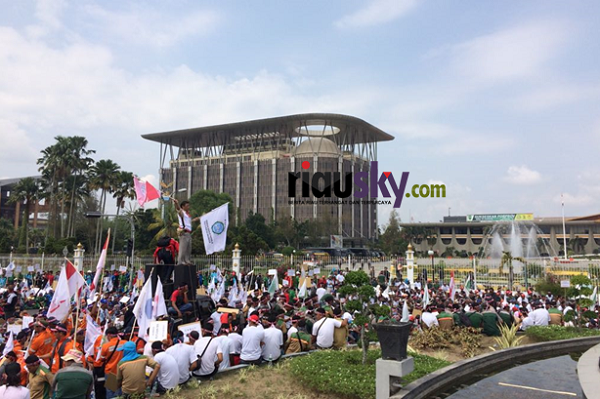 Demo di Depan Kantor Gubri, Ini Isi Tuntutan Puluhan Ribu Massa K-SPSI Riau 