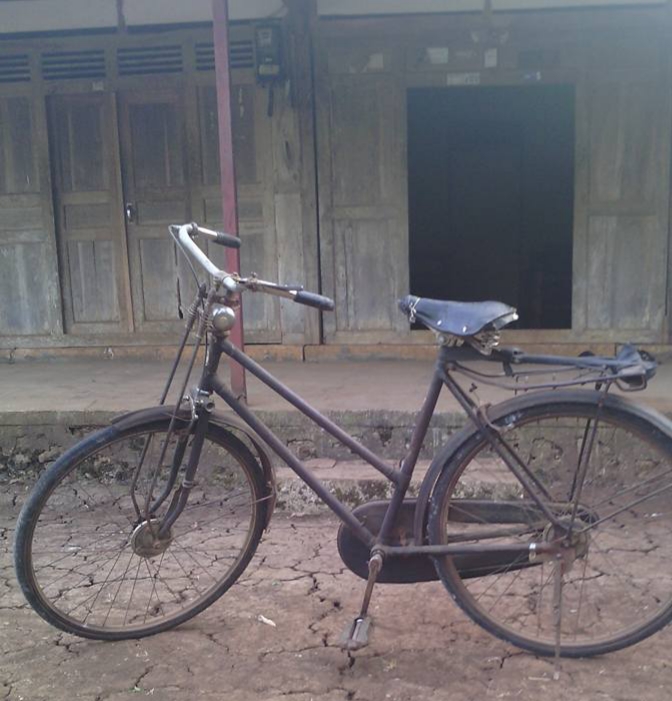 MEMANG TEGA...Sepeda Butut Milik Tukang Parkir Ini Pun Digondol Maling, Padahal Itu Satu-satunya Harta yang Dia Punya