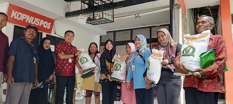 Kepala DKP  Monitoring Persiapan Penyaluran Beras CPP  Bapanas di Kantor Pos dan Bantuan Pemprov di Gudang Bulog