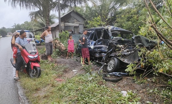 Tronton Tabrak Kijang di Berbatasan Riau-Sumut, Sopir Tewas, Penumpang Luka Parah...