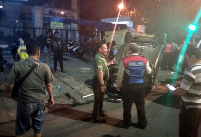 ALAHMAKKK...Gara-gara Disopiri Cewek Mabuk, Suzuki Ignis Tabrak Wagon dan Terbalik