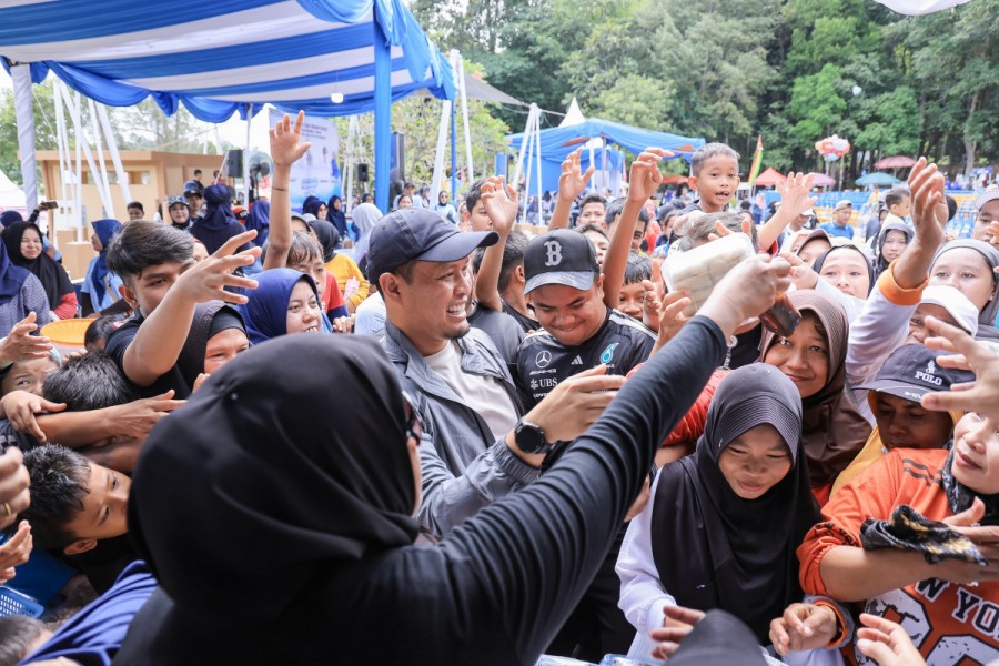 Ribuan Warga Rumbai Timur Meriahkan Jalan Sehat HUT ke-242 Pekanbaru di Danau Bandar Kayangan