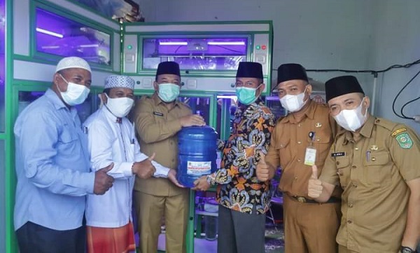 Wabup Husni resmikan Depot Air Minum Pesantren Modren Fataha. 