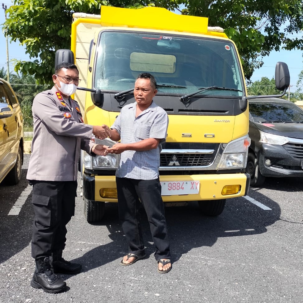 Sempena Hut Bhayangkara Ke 76, Kapolres Rohil Serahkan Mobil Curian Kepada Korban