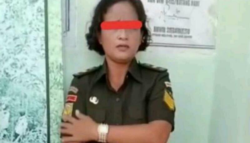 KOCAK ABIS...Emak-emak Ngaku Anggota TNI, Mau Ambil Surat Mandat Jadi Presiden