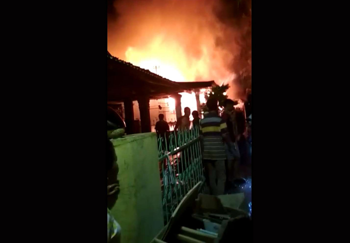 Tadi Malam, Dua Petak Rumah Terbakar di Gang Nan Tongga Pekanbaru, DPKP Datangkan 7 Unit MPK