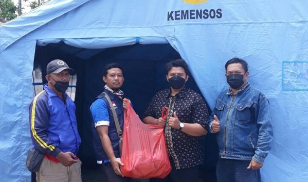 Dinsos Pekanbaru Serahkan Bantuan Bagi Warga Korban Angin Puting Beliung