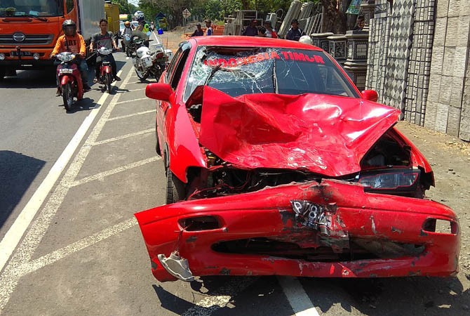 BRAKKK...Mobil Timor Milik Oknum TNI Hantam Vario, Personel Satpol PP Patah-patah, Tewas di TKP