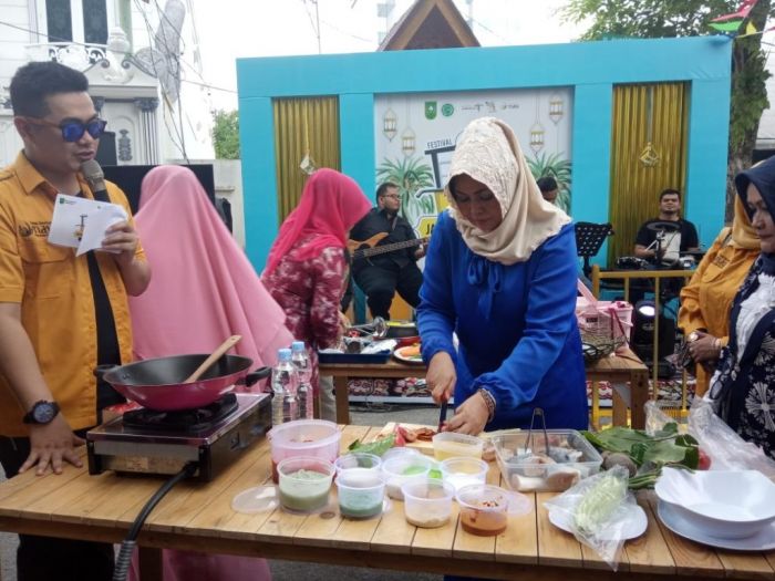 Saat Demo Masak, Istri Bocorkan Makanan Kesukaan Gubernur Riau