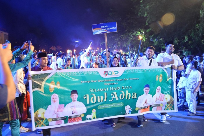 Gunakan Obor Bambu, Ribuan Warga Meriahkan Pawai Takbir Idul Adha  di Sultan Syarif Kasim