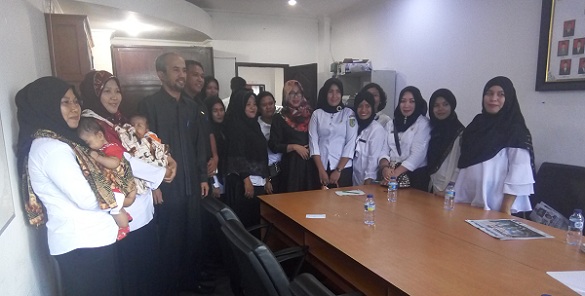 Sambil Gendong Anak, Puluhan Bidan PTT Mengadu ke Anggota DPRD Rohil Belum Terima Gaji