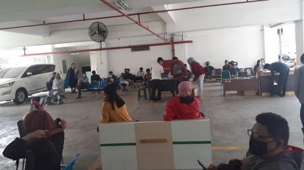 Pusing  Tidak Punya Kerja, Sudah Tiga hari Ini Korban PHK Antre Cairkan Uang di BPJS Ketenagakerjaan