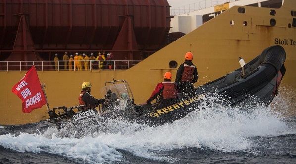 Akibat Aksi Greenpeace di Teluk Cadiz, Perjalanan Tanker  Stolt Tenacity ke Rotterdam Terlambat 24 Jam