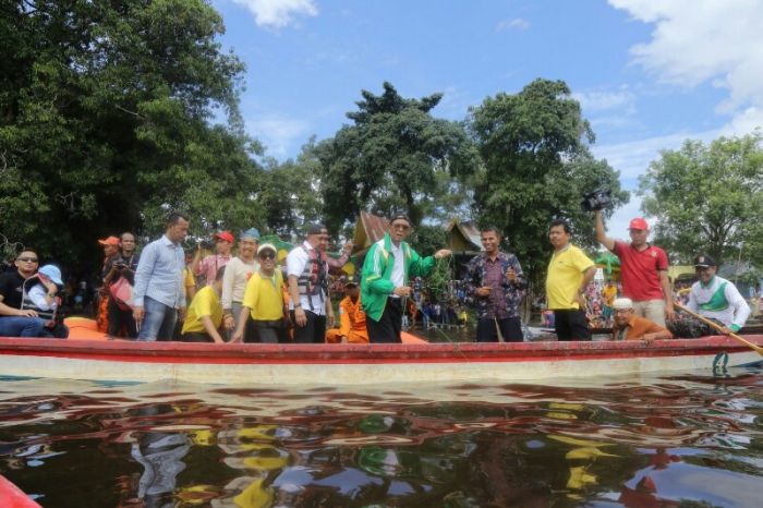 Apresiasi Budaya Kampar, Gubri Buka Festival Maawuo Danau Bokuok 2017