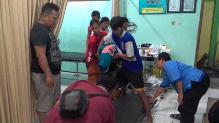 DUARRR...Tanding Bola Saat Hujan, Saiful Tewas Disambar Petir, Tubuhnya Berasap