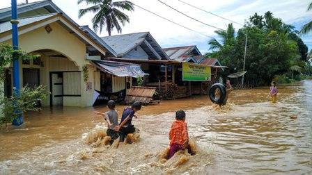 BANJIR RENDAM  Ratusan RUMAH DI BATANG KUMU, Jalan Provinsi Sempat Putus Beberapa Jam