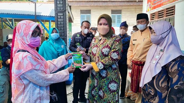 Pemkab Inhu Serahkan Bibit Sayuran pada KWT Buluh Rampai Kelayang