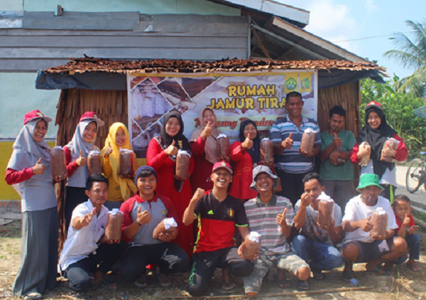 Belajar Jadi Pengusaha Jamur Tiram, Kukerta Tematik Bandar Pedada Bikin Warga Bandar Pedada-Siak Antusias