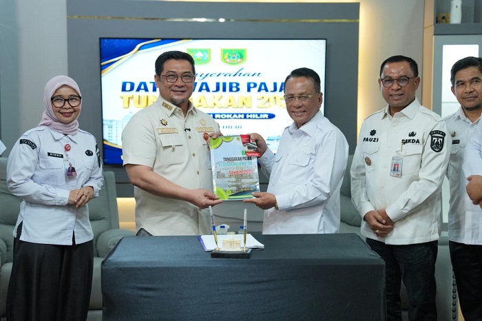 Pemprov Riau Serahkan Data Tunggakan Pajak pada Bupati Rohil