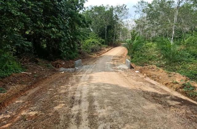 Pembangunan Jalan ke Perkebunan Warga di Desa RTB-Rohul Hampir Rampung