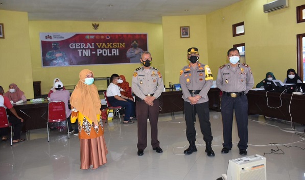 Kapolres Kuansing Pantau Pelaksanaan vaksinasi Massal di Gerai Vaksin TNI- Polri