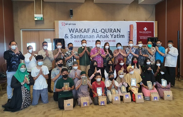 Eka Hospital Pekanbaru Wakafkan Ribuan Alquran untuk Rumah Ibadah