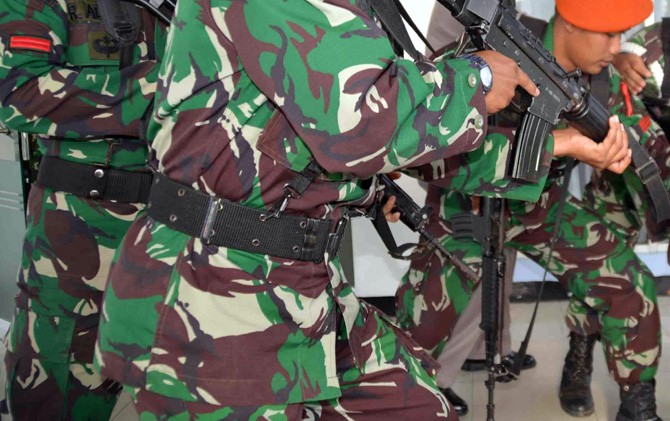 MENCEKAM...Bubarkan Bentrokan Nelayan, Oknum TNI Lepaskan Tembakan, Satu Tewas