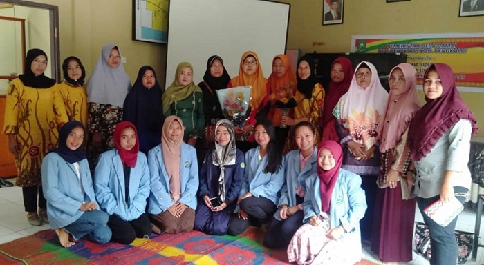 Mahasiswa Kukerta Unri Gelar Keterampilan untuk Emak-emak di Desa Damai-Bengkalis