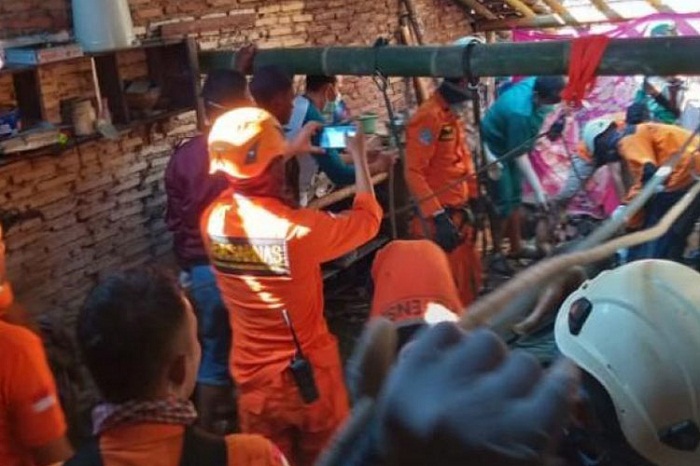 ASTAGA, Satu Keluarga Tewas Terjatuh ke  Lubang Septic Tank di Rumah Mereka