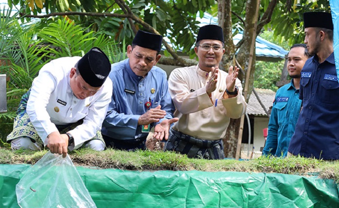 Wakil Bupati Siak Hadiri Tebar Bibit Lele di Sawit Permai