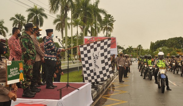 Kapolres dan Bupati Siak Lepas Tim Kampanye Physical Distancing dan Bagi Masker