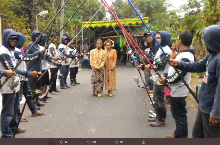 Kocak! Begini Jadinya Upacara Pernikahan Jika Pengantinnya Suka Mancing, Namanya 'Pancing Pora'