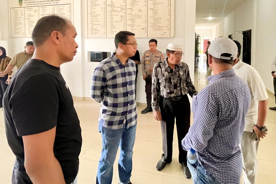 Turun Langsung ke Titik Konflik, Jhoni Charles dan AKBP Isa Imam Syahroni Tenangkan Warga Panipahan